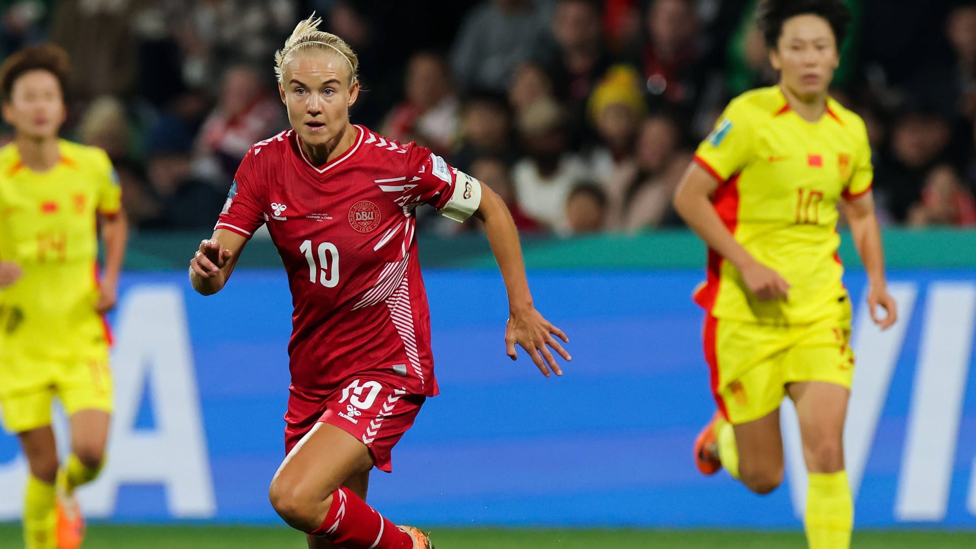 Keine Chance: Bayern-Star Pernille Harder hing gegen China meist in der Luft.