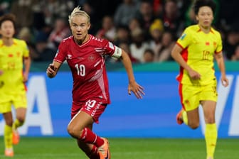 Keine Chance: Bayern-Star Pernille Harder hing gegen China meist in der Luft.