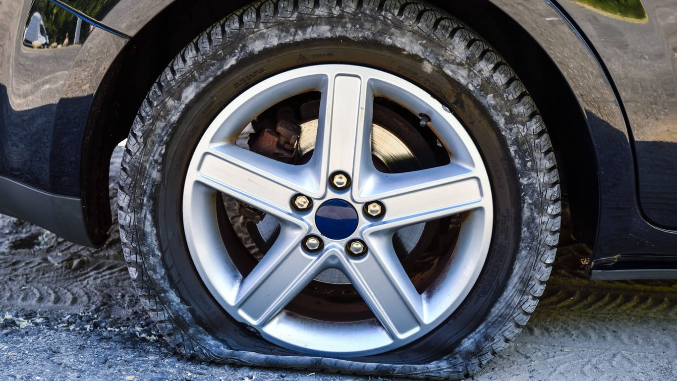 Platter Reifen an einem Auto (Symbolbild): Die Polizei hat ein Bekennschreiben gefunden.