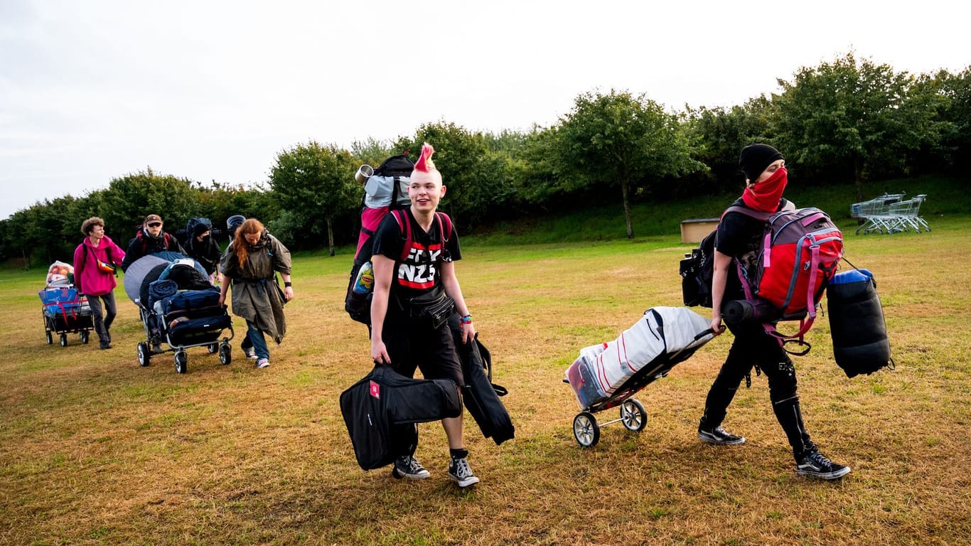 Punks reisen zu Protestcamp auf Sylt: Ihre Verpflegung haben sie unter anderem in Bollerwagen transportiert.