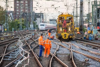 Gleisbauarbeiten am Westkopf des Kölner Hauptbahnhofs (Symbolbild): Am Kölner Hauptbahnhof entsteht ein neues elektronisches Stellwerk.