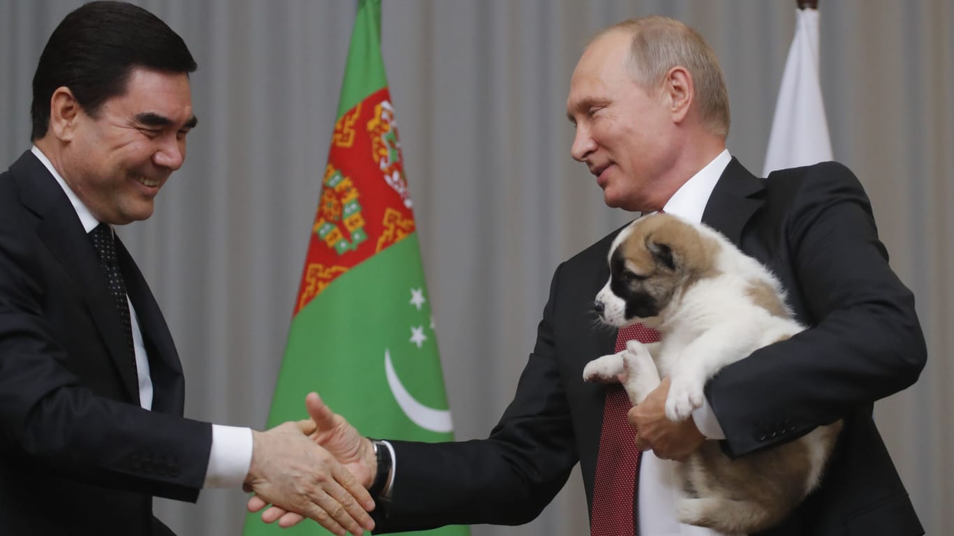 Gurbanguly Berdimuhamedov (l) und Wladimir Putin mit einem Hund (Archivbild): Die Bilder des Kremlchefs gingen um die Welt.