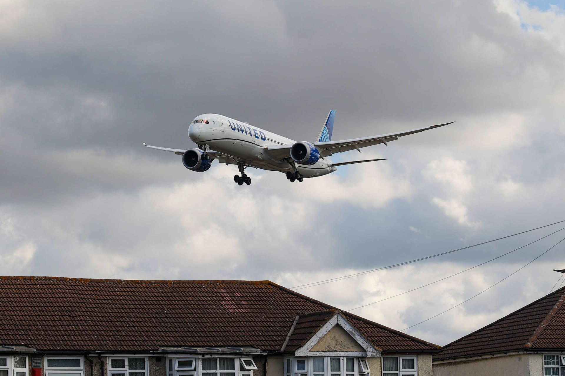 Ein Passagierflugzeug fliegt über Häuser (Symbolbild): Vorfälle mit Notrutschen gibt es wohl immer wieder mal.