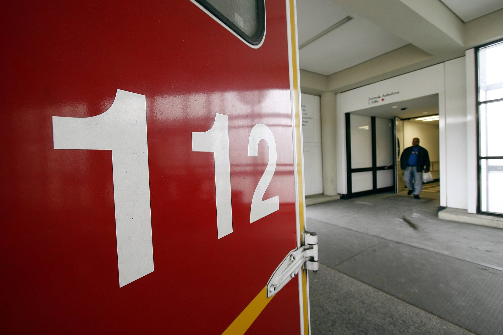 112-Schriftzug auf einem Notarztwagen vor dem Eingang der neuausgebaute Rettungsstelle des Vivantes Klinikums in Berlin-Neukölln,