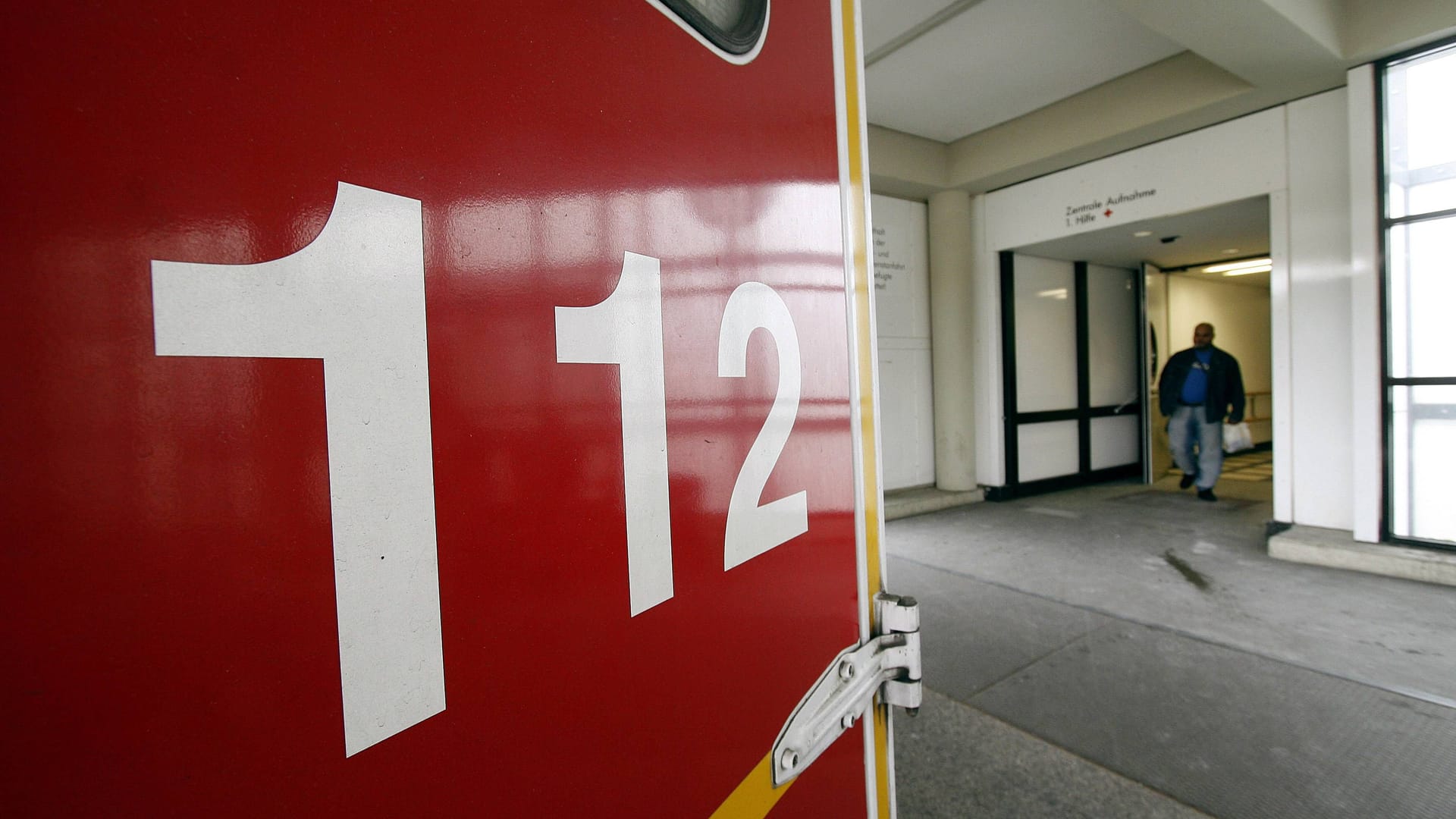 112-Schriftzug auf einem Notarztwagen vor dem Eingang der neuausgebaute Rettungsstelle des Vivantes Klinikums in Berlin-Neukölln,