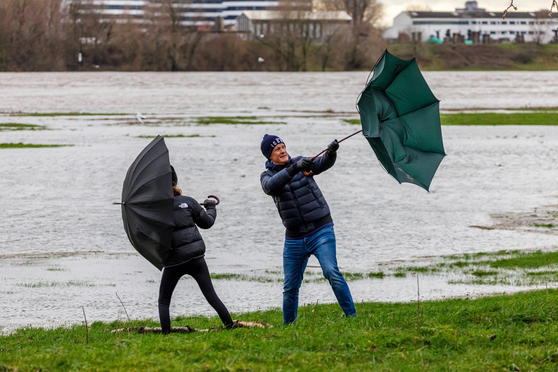 Da fliegt fast der Schirm weg (Archivfoto): In NRW drohen starke Sturmböen.