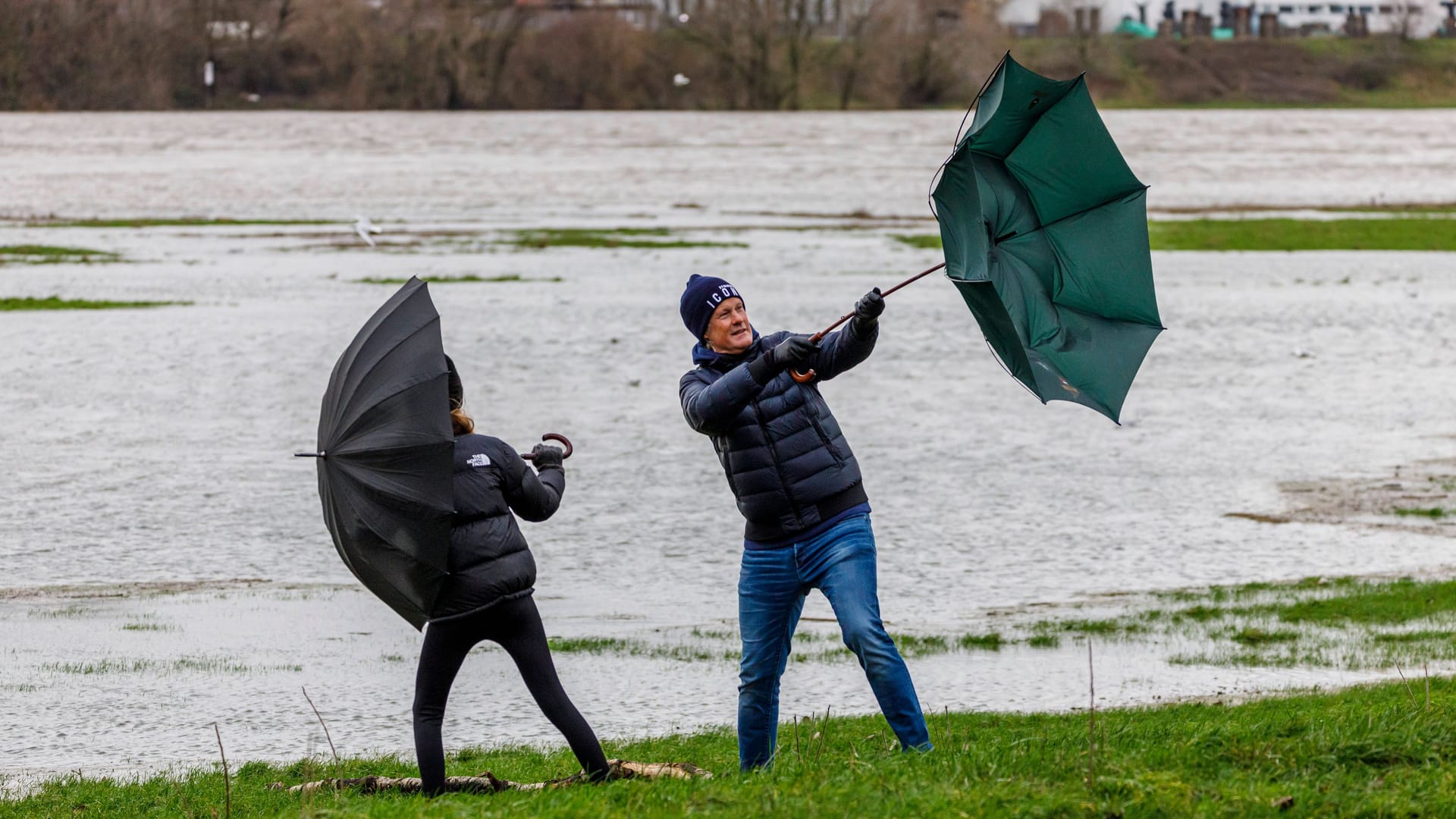 Da fliegt fast der Schirm weg (Archivfoto): In NRW drohen starke Sturmböen.