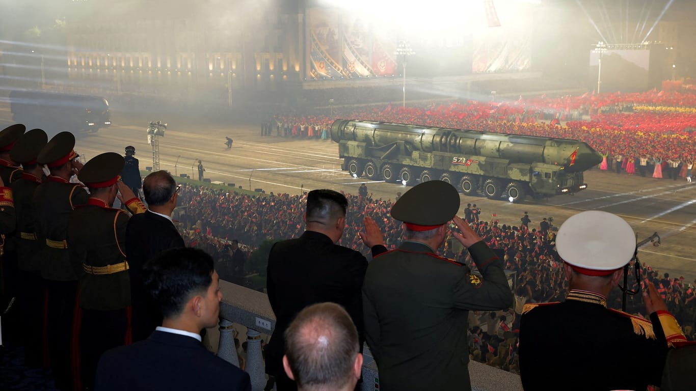 Kim Jong Un und Sergej Schoigu bei einer Militärparade in Pjöngjang.