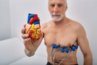 Älterer Mann während des Herztests mit Sensoren.