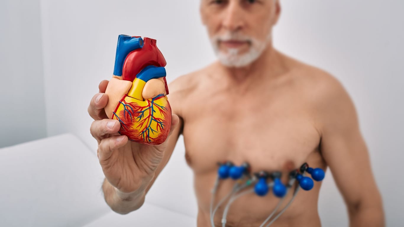 Älterer Mann während des Herztests mit Sensoren.