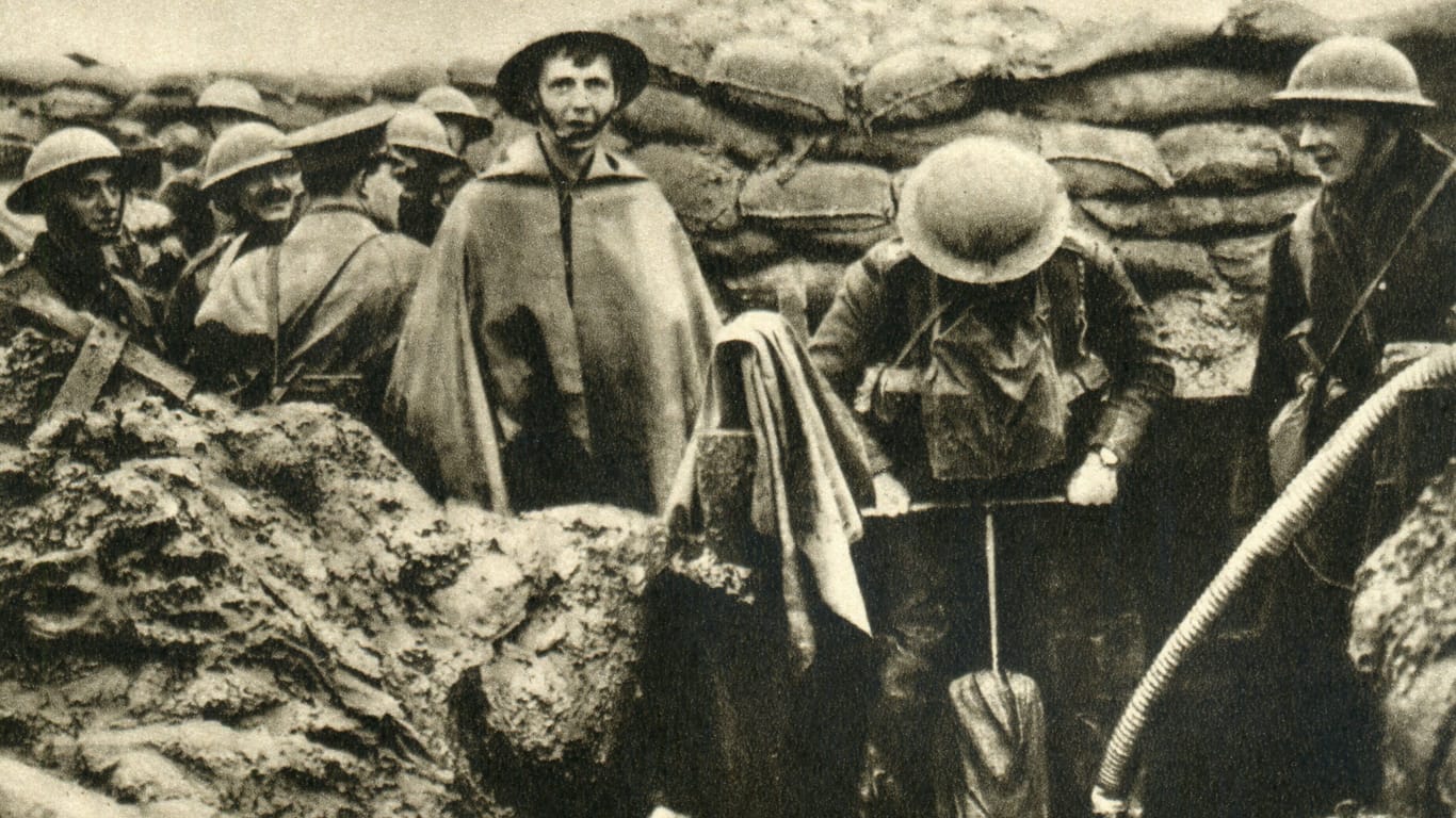 Erster Weltkrieg: Britische Soldaten in einem Schützengraben.