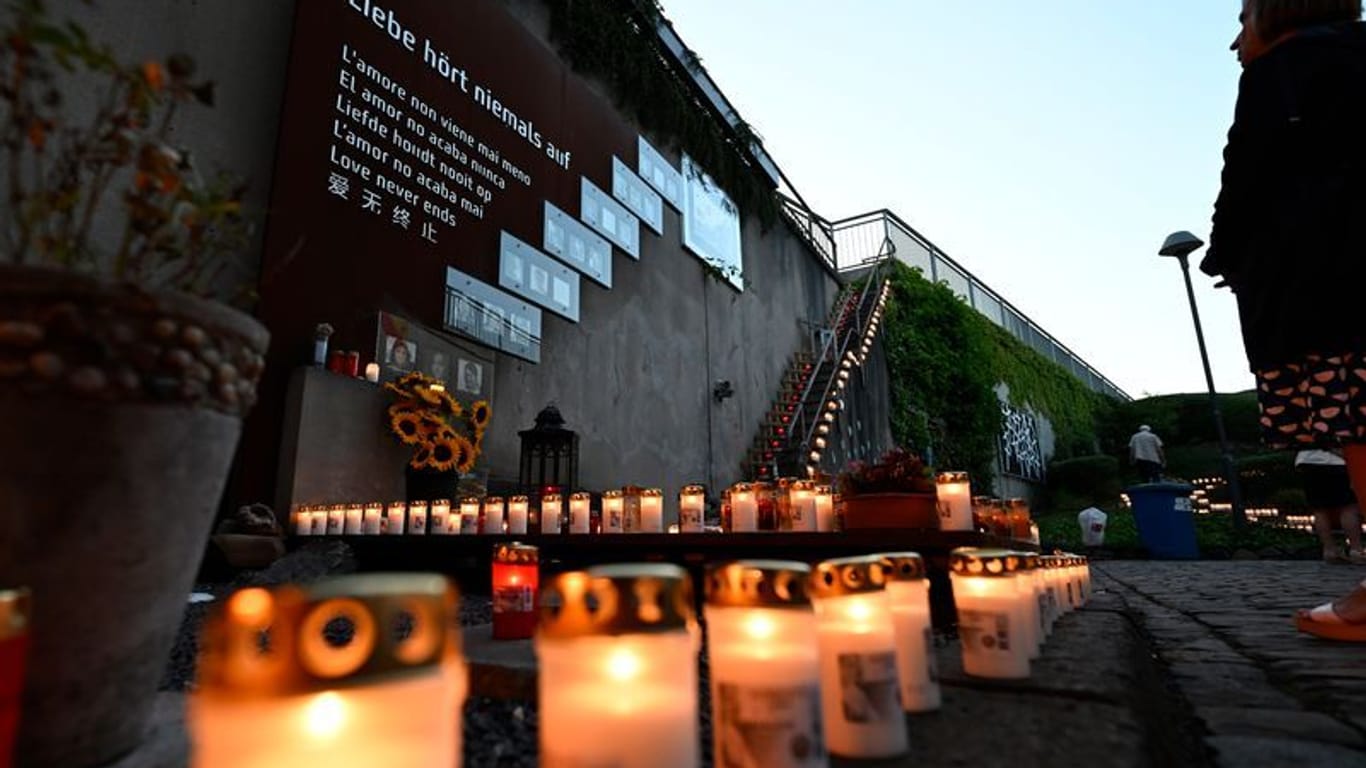 Duisburg: Kerzen erinnern an die Toten und Verletzten beim Loveparade-Unglück 2010 (Archivbild).