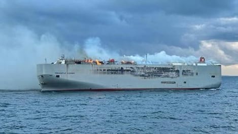 Der brennende Frachter "Fremantle Highway": Mehrere Boote sind an der Rettung beteiligt.