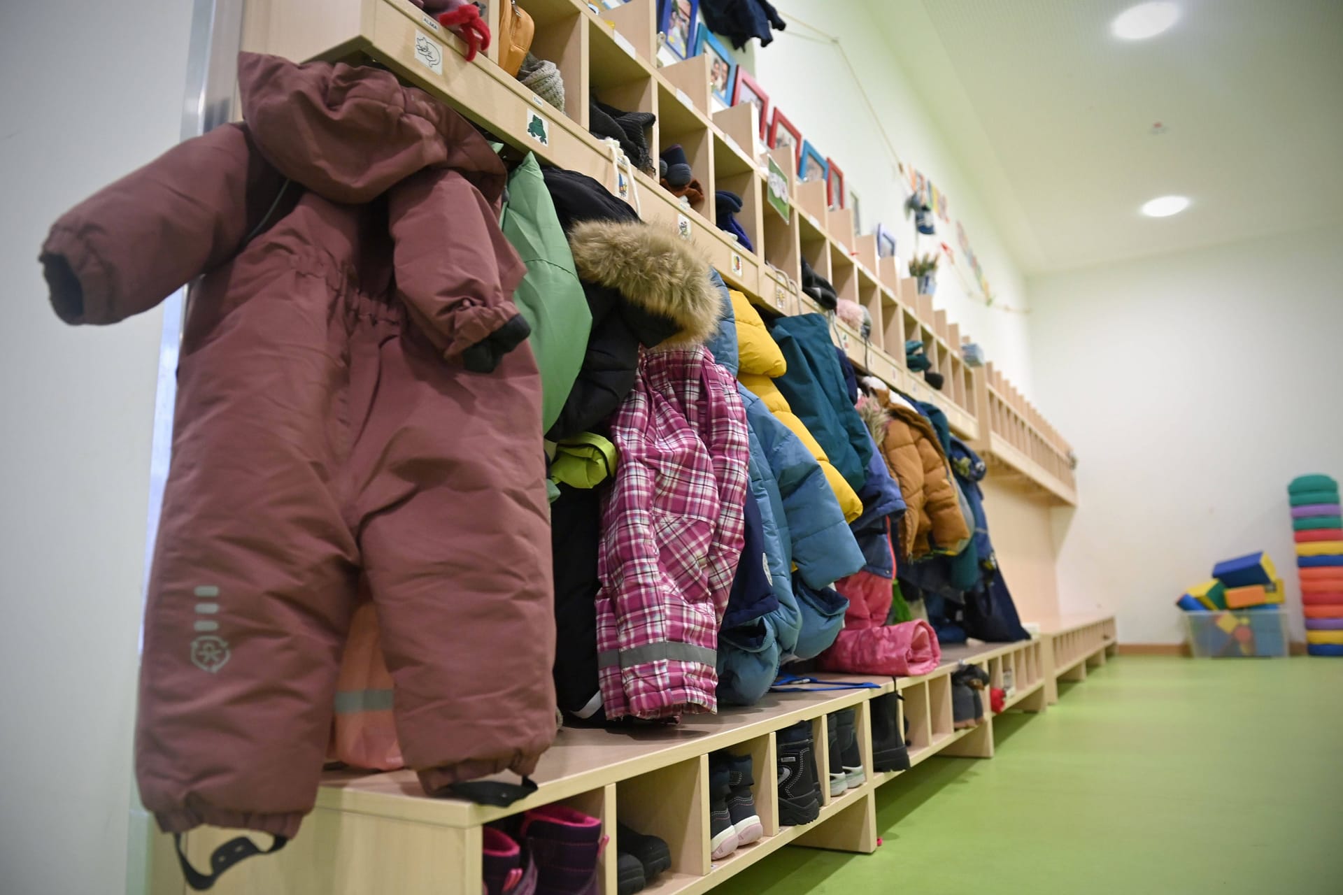 Eine Garderobe in einem Kindergarten in München (Symbolbild): In Garching wurde nun genau so eine Einrichtung Opfer von Einbrechern.