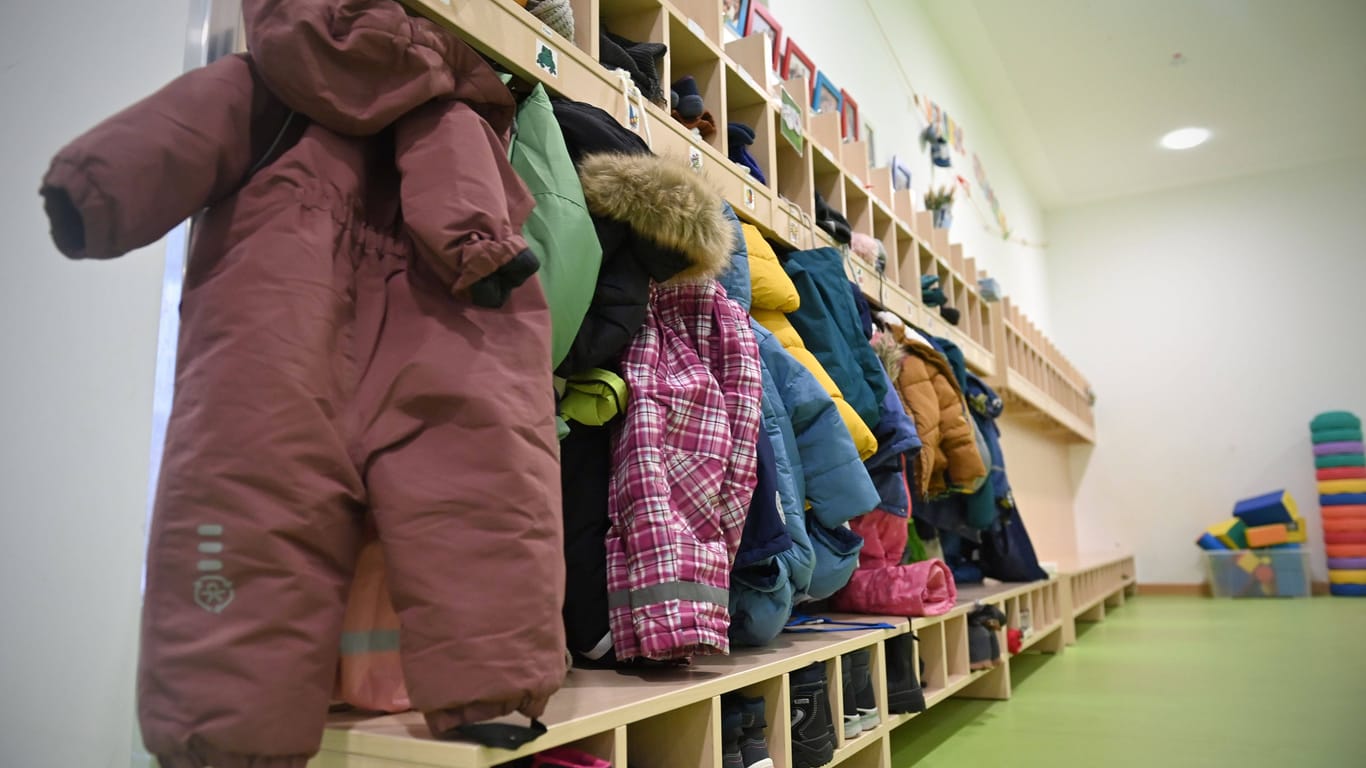 Eine Garderobe in einem Kindergarten in München (Symbolbild): In Garching wurde nun genau so eine Einrichtung Opfer von Einbrechern.