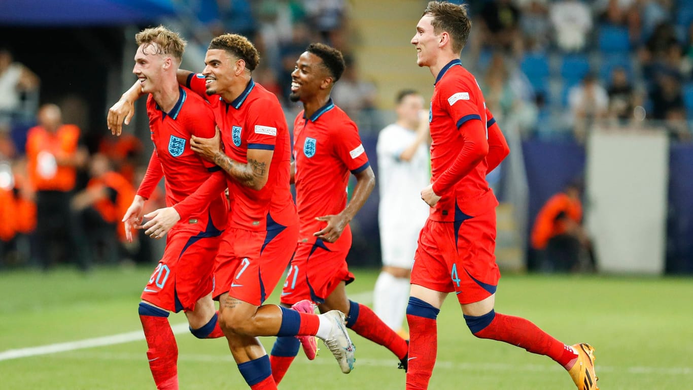 Englands Spieler feiern ein Tor gegen Israel: Die Partie endete klar zu Gunsten des Favoriten.
