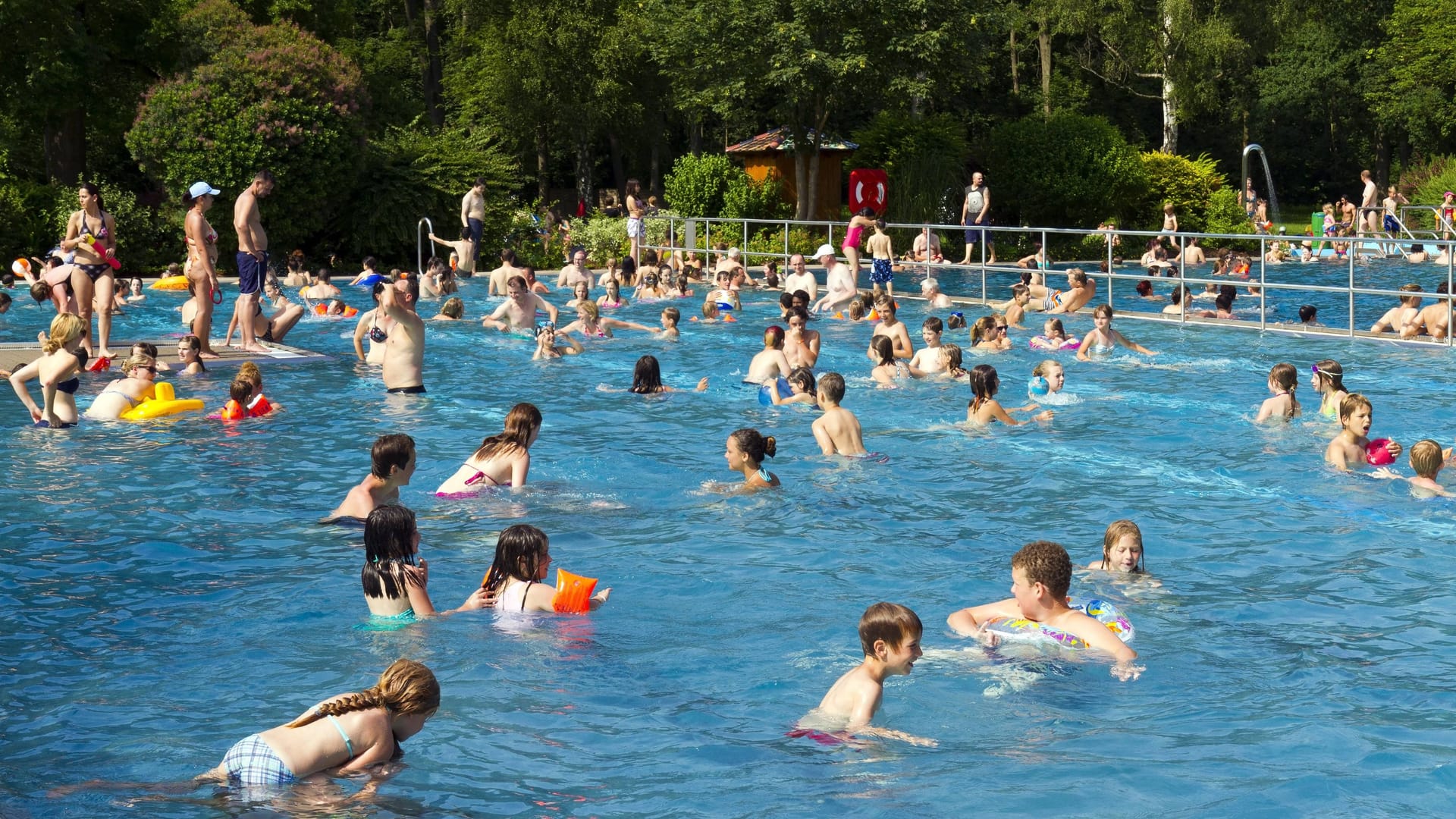 Besucher im Freibad (Archivbild): Gewaltausschreitungen führen zu Forderungen nach Polizeipräsenz.