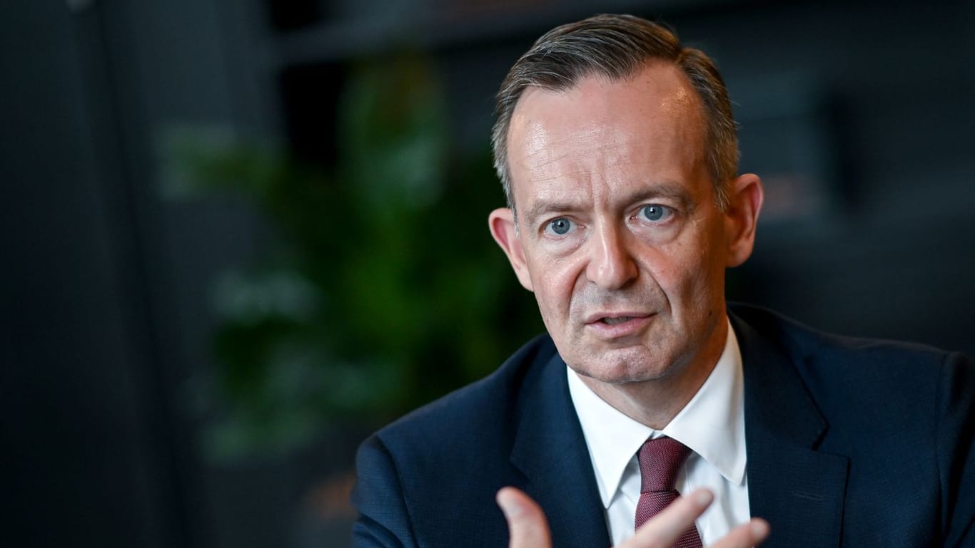 Volker Wissing: Der Bundesverkehrsminister will prüfen, ob sein Vorgänger Schadensersatz leisten muss.