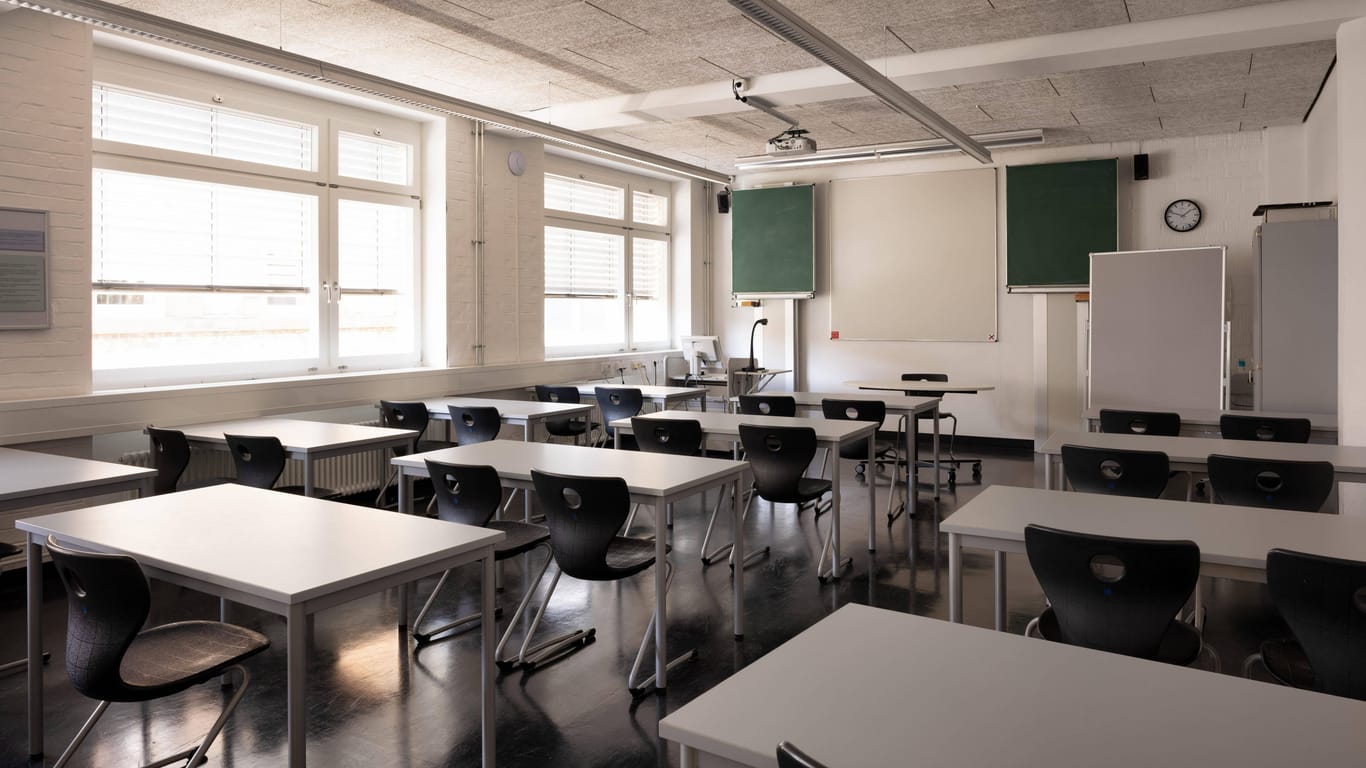 Ein leeres Klassenzimmer mit Stühlen und Tischen (Symbolbild): In Rosenheim haben Vandalen ein Schulgebäude völlig verwüstet.