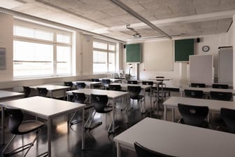 Ein leeres Klassenzimmer mit Stühlen und Tischen (Symbolbild): In Rosenheim haben Vandalen ein Schulgebäude völlig verwüstet.