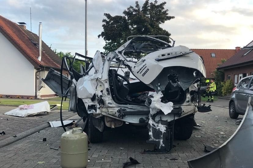 Das explodierte Auto: Der Fahrer musste mit schweren Verletzungen ins Krankenhaus geflogen werden.