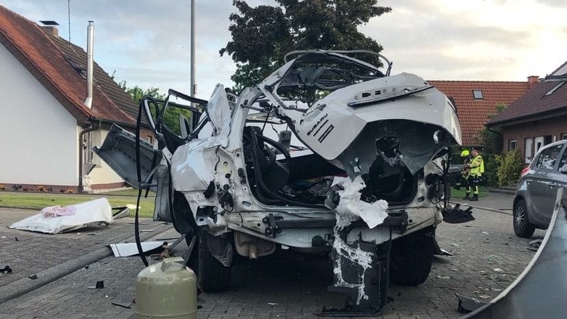 Das explodierte Auto: Der Fahrer musste mit schweren Verletzungen ins Krankenhaus geflogen werden.