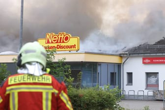 Feuerwehr beim Einsatz auf der Dr.-Albert-Dietze-Straße in Radeberg: Seit neun Uhr versuchen die Kameraden, das Feuer einzudämmen.