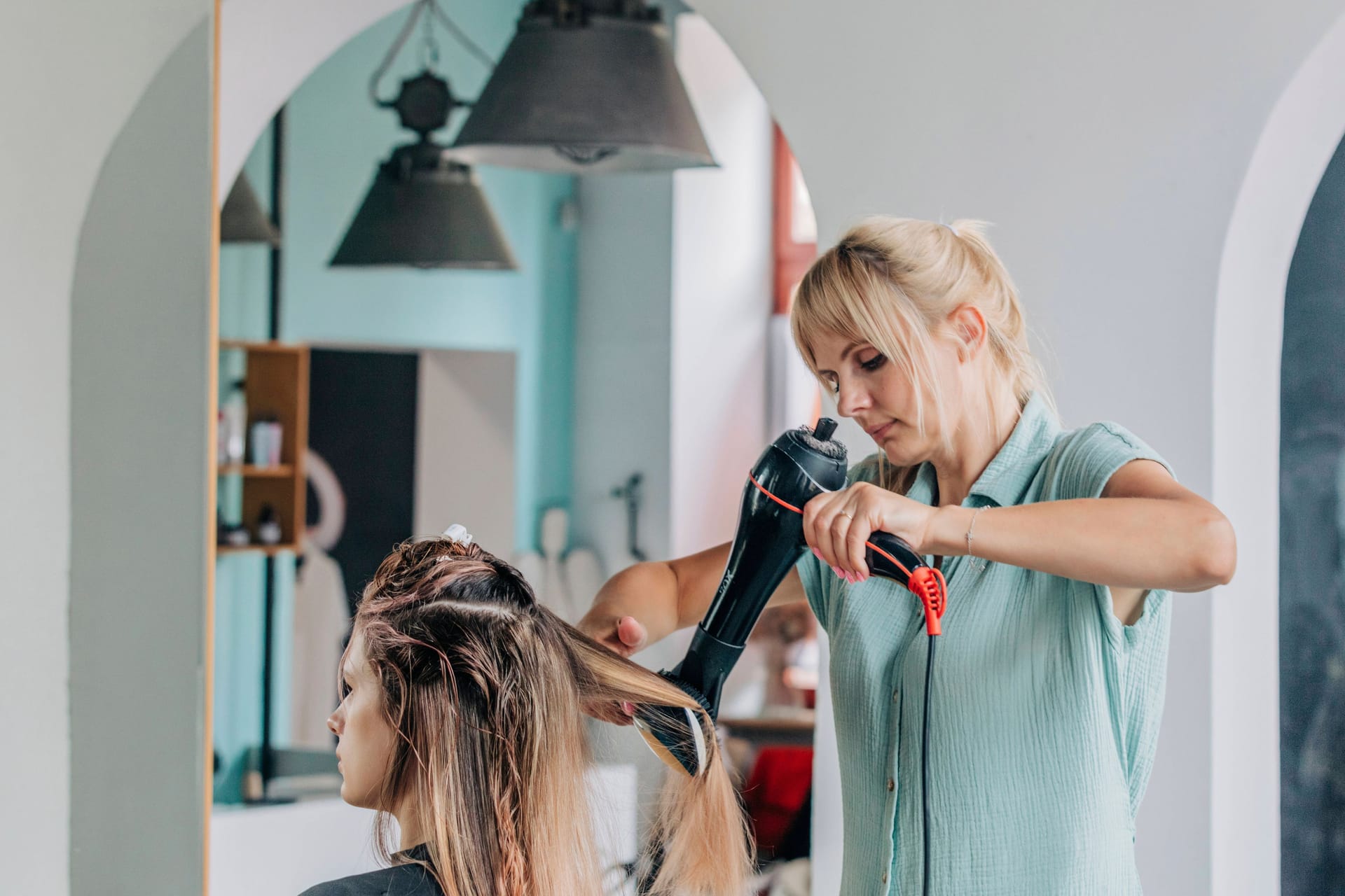 Friseurin (Symbolbild): Jeder vierte Erwerbstätige verdient weniger als 14 Euro pro Stunde.