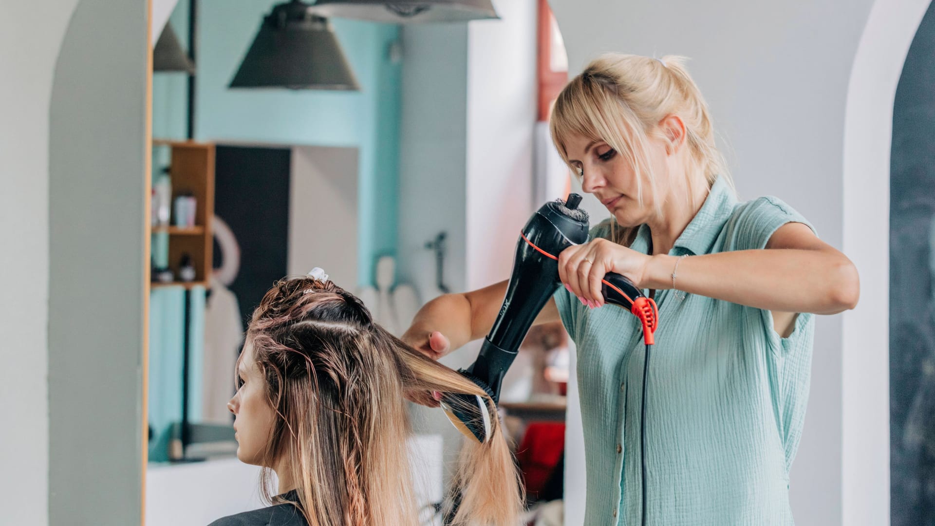 Friseurin (Symbolbild): Jeder vierte Erwerbstätige verdient weniger als 14 Euro pro Stunde.