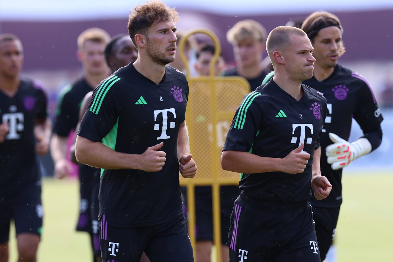 Leon Goretzka (l.): Es gibt beim FC Bayern Zweifel daran, ob er noch der optimale Mittelfeldpartner für Joshua Kimmich ist.