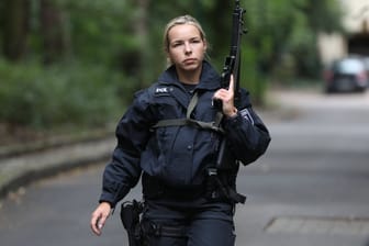 Eine Polizistin in Kleinmachnow bei Berlin: Die Jagd nach der mutmaßlichen Löwin dauerte eineinhalb Tage.