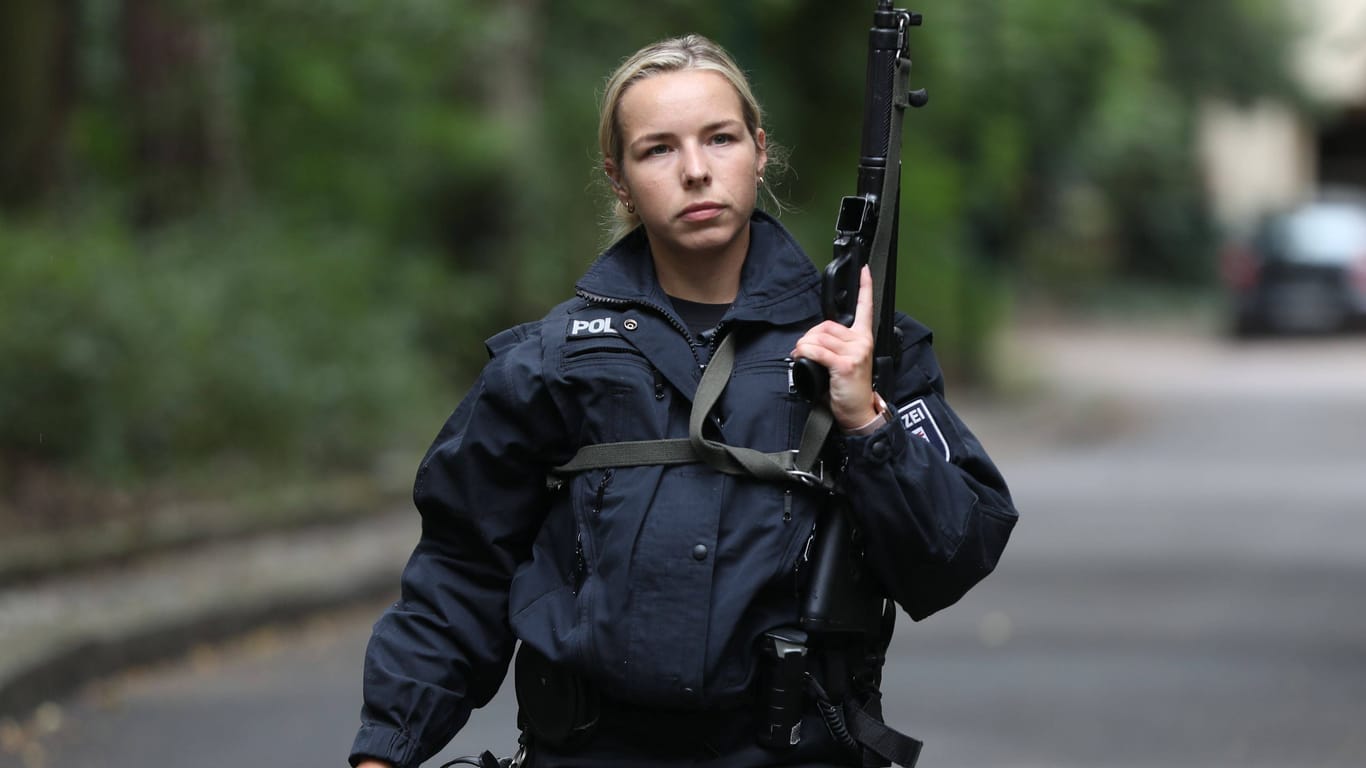 Eine Polizistin in Kleinmachnow bei Berlin: Die Jagd nach der mutmaßlichen Löwin dauerte eineinhalb Tage.