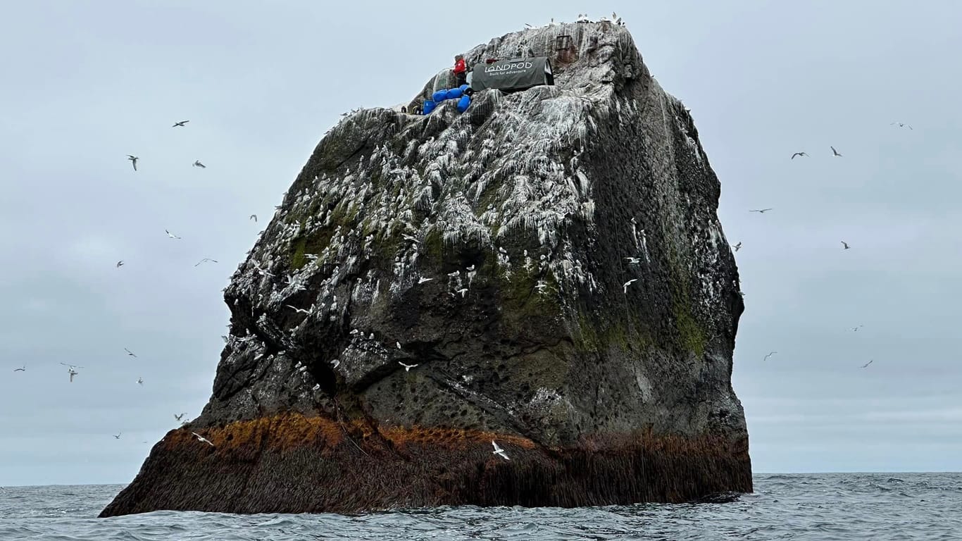 Chris Cameron auf einem Fels im Nordatlantik: Seine Ausrüstung wurde durch ein Unwetter weggespült.