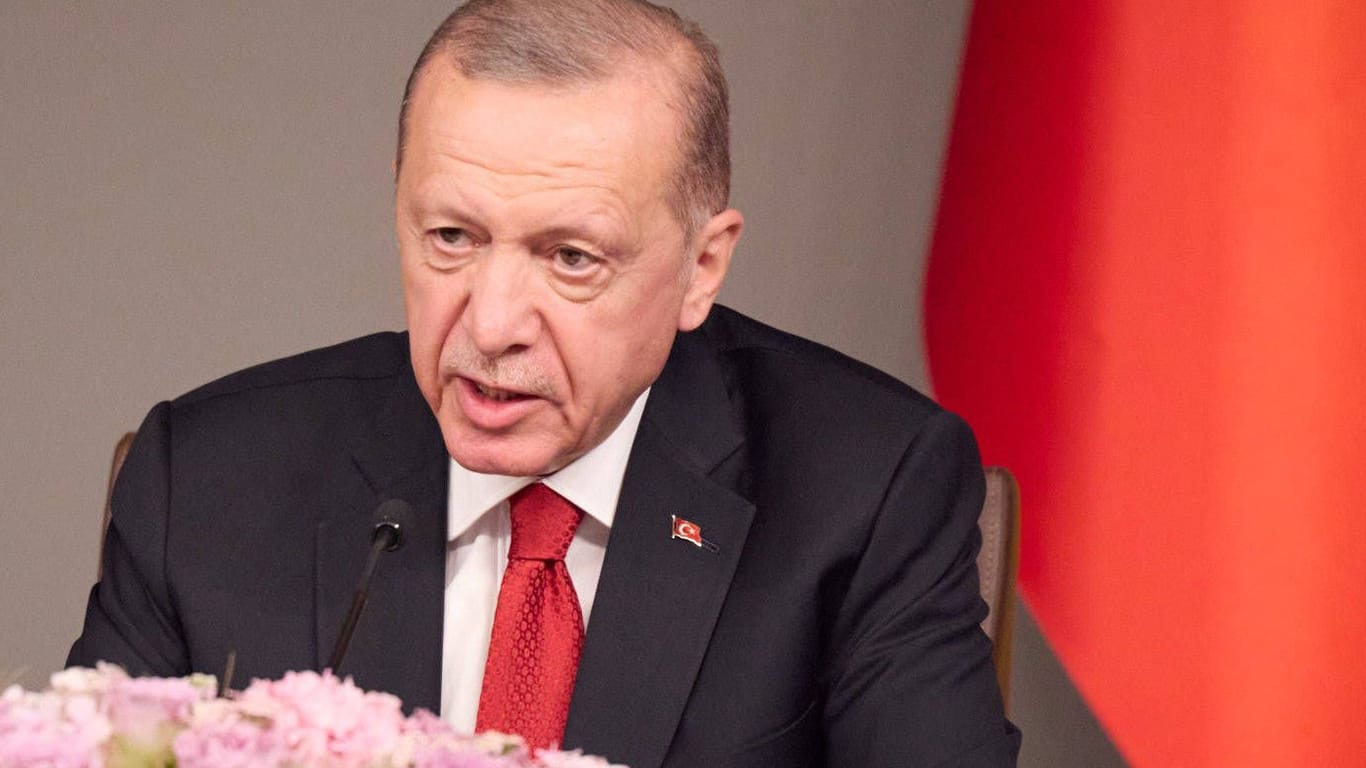 Der türkische Staatschef Recep Tayyip Erdogan erhöht den Druck auf die EU: Sein Land wolle dem Nato-Beitritt Schwedens zustimmen, sofern der Beitrittsprozess der Türkei zur EU deutlich fortschreite.