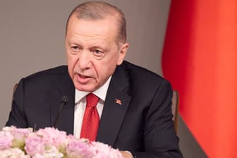 Der türkische Staatschef Recep Tayyip Erdogan erhöht den Druck auf die EU: Sein Land wolle dem Nato-Beitritt Schwedens zustimmen, sofern der Beitrittsprozess der Türkei zur EU deutlich fortschreite.