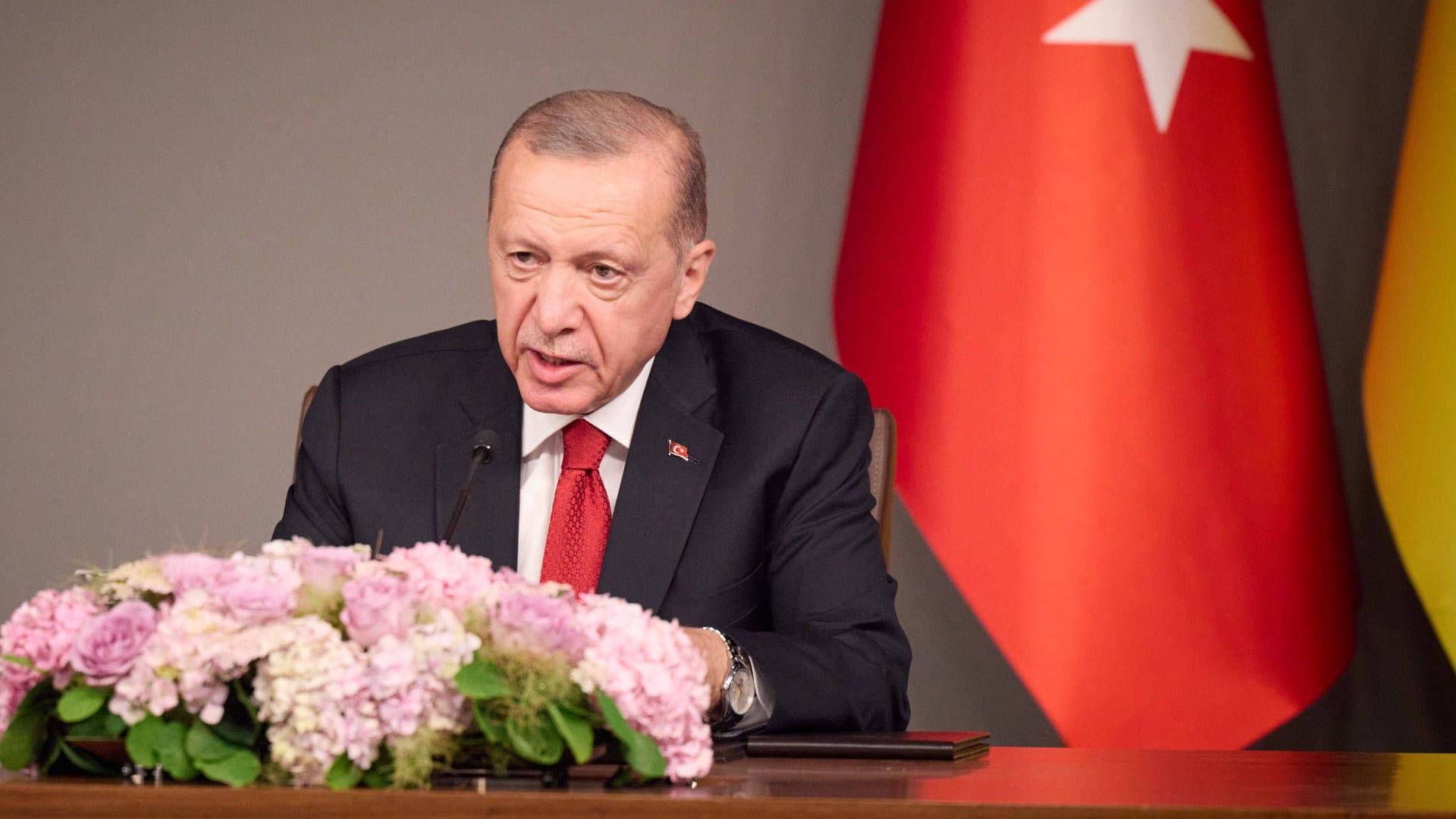 Der türkische Staatschef Recep Tayyip Erdogan erhöht den Druck auf die EU: Sein Land wolle dem Nato-Beitritt Schwedens zustimmen, sofern der Beitrittsprozess der Türkei zur EU deutlich fortschreite.