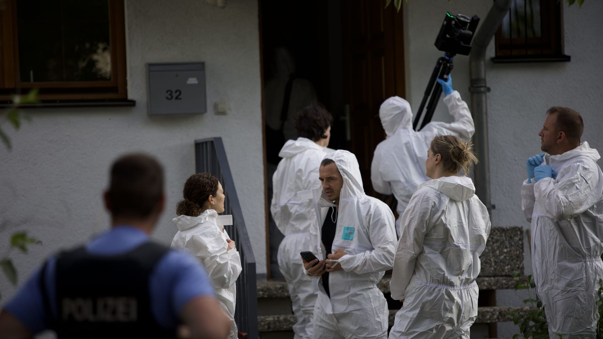 Spurensicherung in Frankfurt-Berg: Laut Anwohnern hatte der Tatverdächtige ein Betretungsverbot für das Haus.