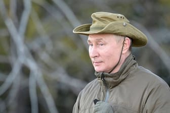 Wladimir Putin bei einem Aufenthalt im Wald (Archivbild): Er soll beim Wagner-Aufstand aus Moskau geflohen sein, sagt Michail Chodorkowsi.