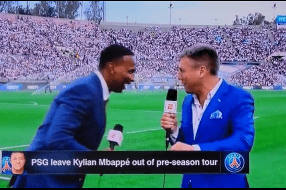 TV-Experte Shaka Hislop (l.) kollabiert bei der Vorberichterstattung zum Testspiel zwischen Real Madrid und AC Mailand in Kalifornien. Rechts sein ESPN-Kollege Dan Thomas, der Hilfe verständigte.