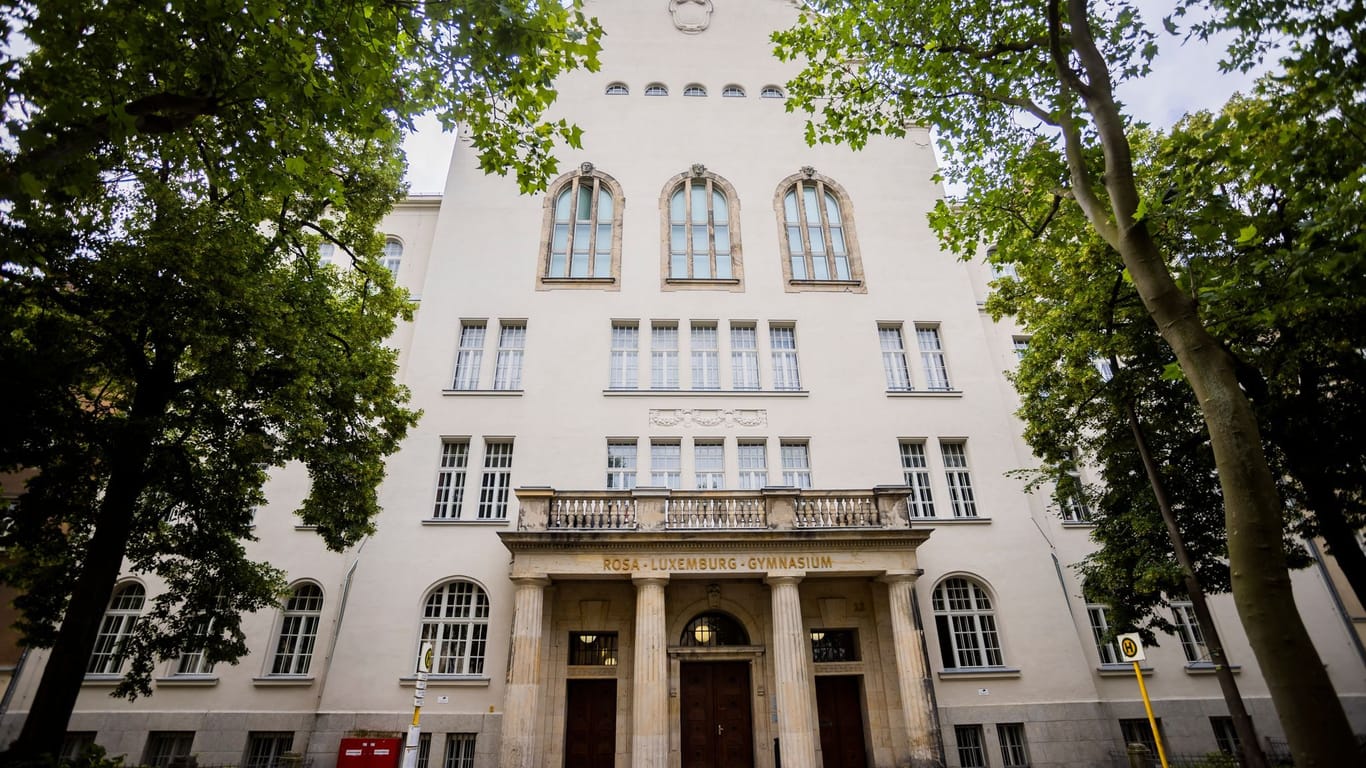 Das Rosa-Luxemburg-Gymnasium in Berlin-Pankow: Eine 17-Jährige ist in der Nacht bei einer Abifeier tödlich verletzt worden.