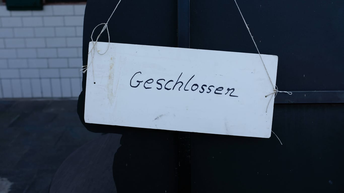 Ein Schild mit der Aufschrift "Geschlossen" hängt vor einer Tür: In Ehrenfeld muss die nächste Kult-Kneipe schließen.