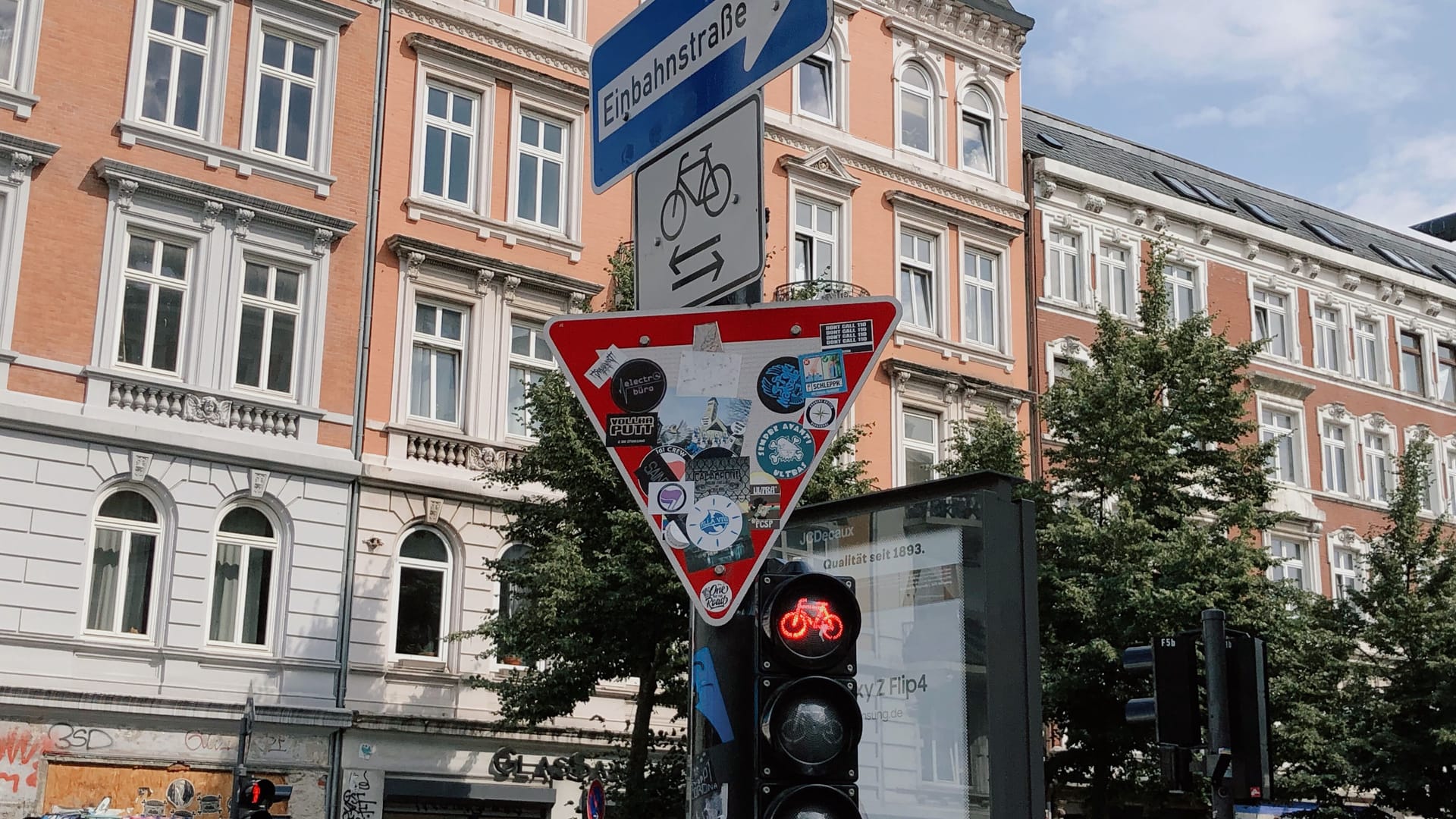 Beklebte Straßenschilder (Symbolbild): Verkehrsschilder, die schwer zu lesen sind, stellen eine Gefahr dar.