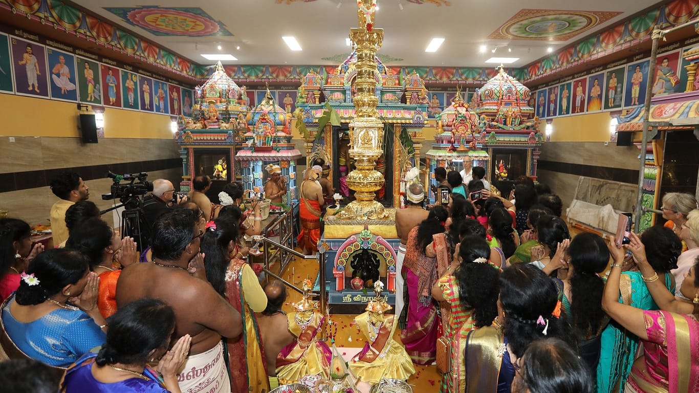 Der bunte Tempel trägt den Namen "Sri Varasiththivinayakar Tempel" und ist der hinduistischen Gottheit Ganesha geweiht.