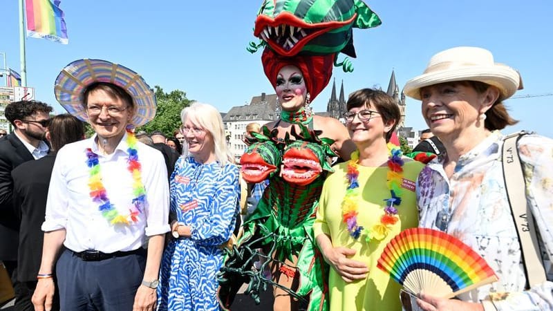 Köln: Bundesgesundheitsminister Karl Lauterbach (SPD), Elfie Scho-Antwerpes, Dragqueen, SPD Vorsitzende Saskia Ecken und Köln OB Henriette Reger (,v.l.n.r.).