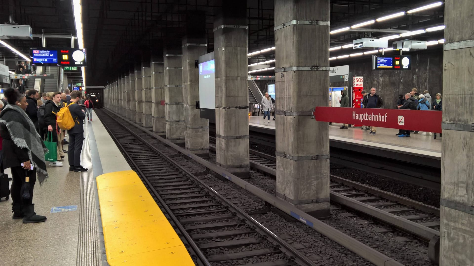 U-Bahn-Haltestelle im Münchner Hauptbahnhof (Symbolbild): Dort wurde ein couragierter Mann Opfer eines Angriffs.