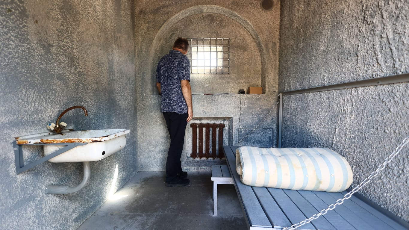 Vilnius, Litauen: Besucher eines Nachbaus der Zelle, in der Alexei Nawalny die meiste Zeit im Gefängnis ausharren muss (Archivbild).