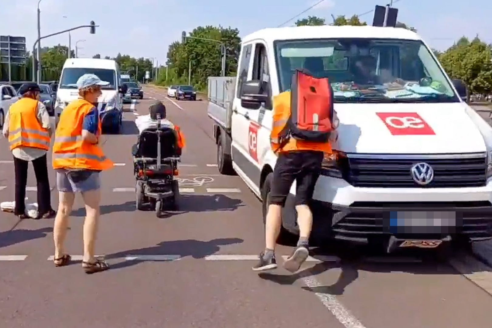Ein Kleintransporter rammt einen Aktivisten der "Letzten Generation"
