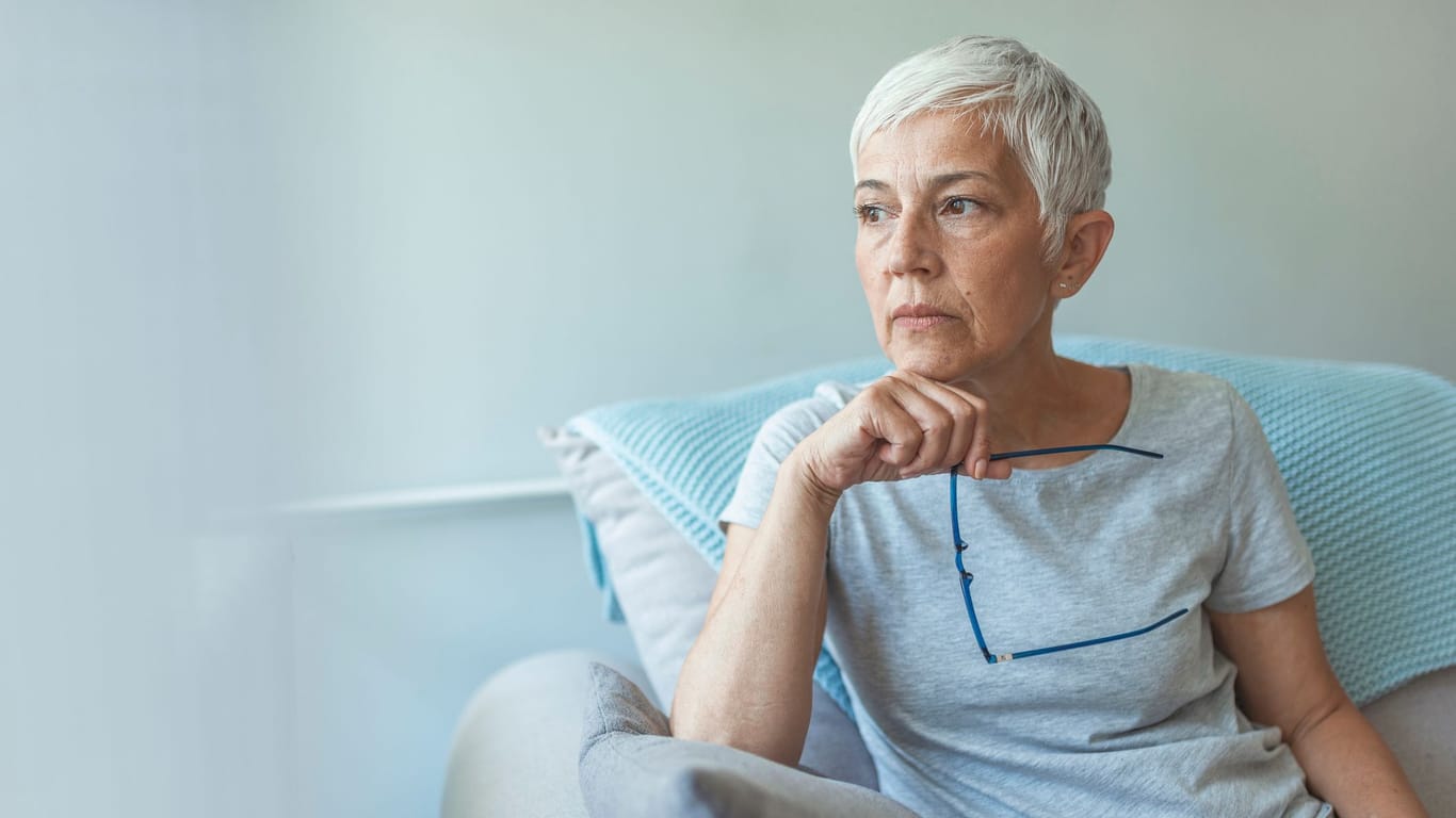 Ältere Frau blickt in die Ferne (Symbolbild): Sie können sich aktuell zwischen Rentensplitting und Hinterbliebenenrente entscheiden.