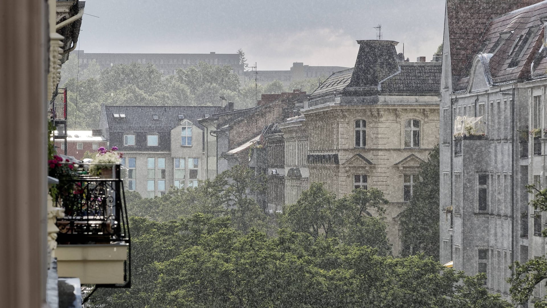 Miethäuser in Berlin bei einem Wolkenbruch: Die entstandenen Schäden bei Starkregen sind auf Rekordhoch.