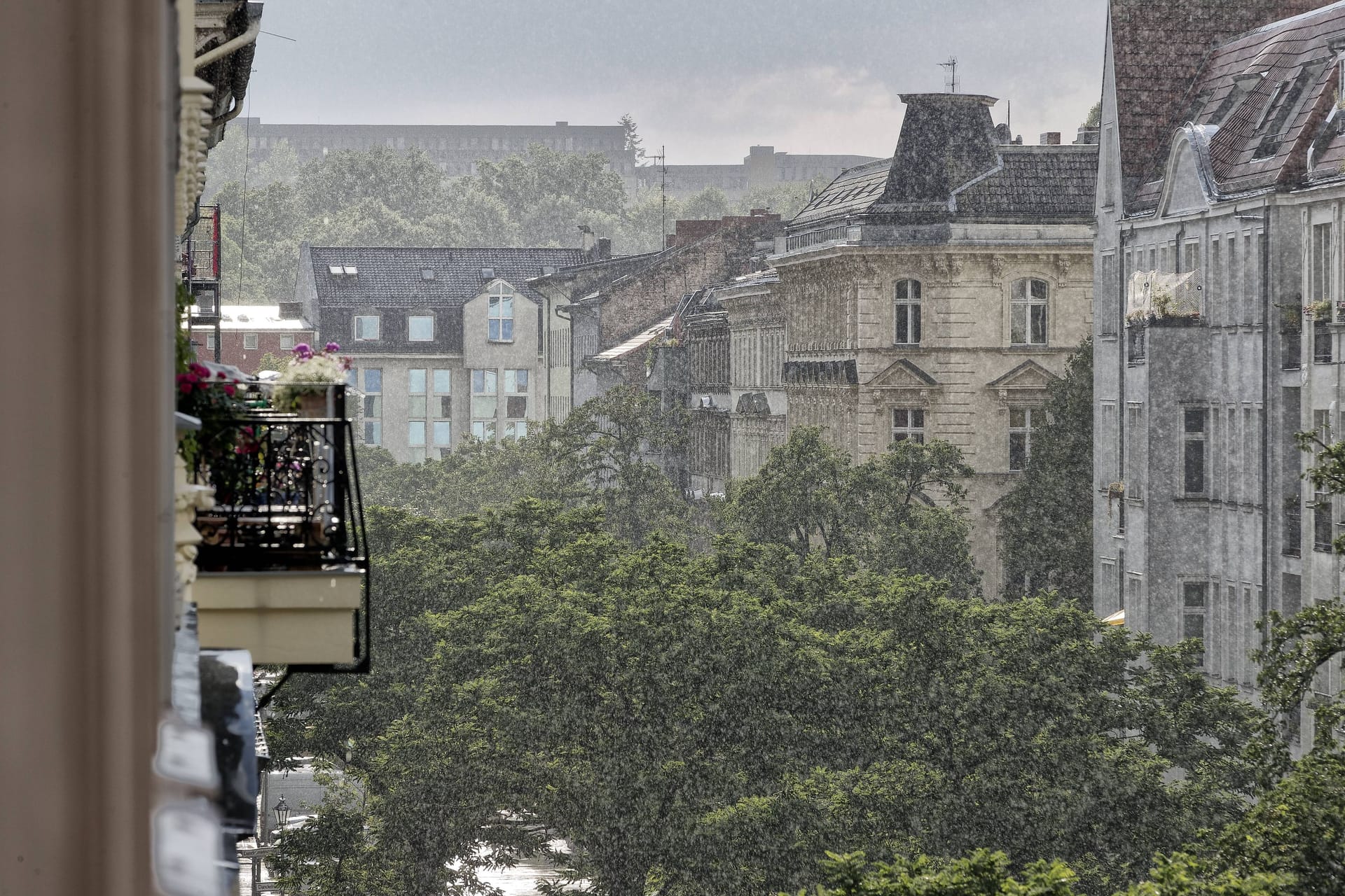 Miethäuser in Berlin bei einem Wolkenbruch: Die entstandenen Schäden bei Starkregen sind auf Rekordhoch.